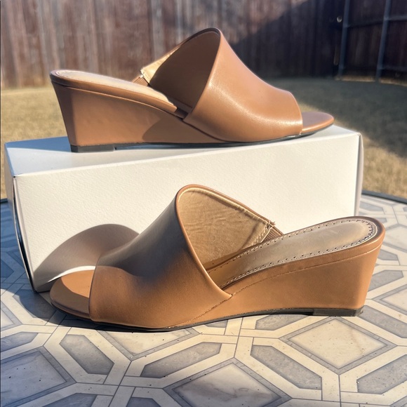 Shoes - Elegant Tan Wedge Sandals
